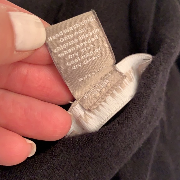 BANANA REPUBLIC V-NECK - Picture 9 of 9